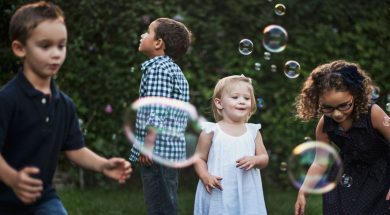 Kids-playing-bubbles-by-Katherine-Hanlon-unsplash.jpg
